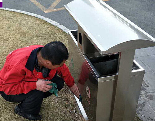 科技園外圍擦垃圾桶